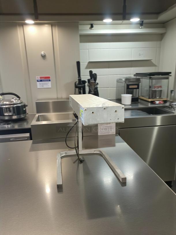 Winco ESH-1 Commercial Infrared Strip Heater, 120V, 500W, excellent condition, fully tested, on metal stand.