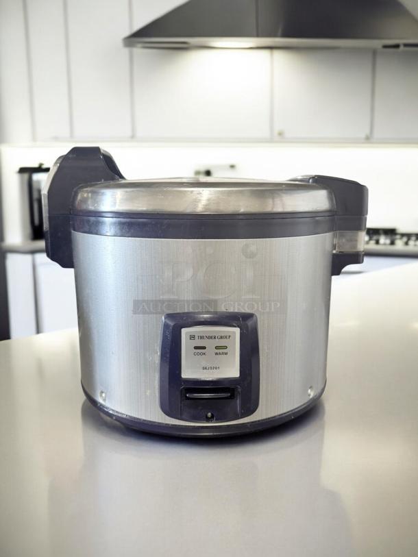 Thunder Group SEJ3201 electric rice cooker/warmer in excellent condition, 120V, tested and fully working.
