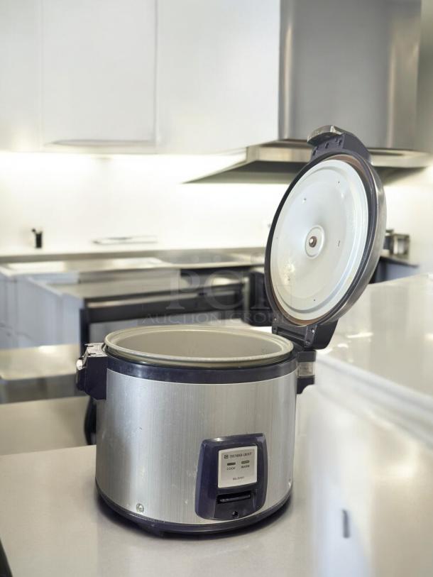 Thunder Group SEJ3201 electric rice cooker in excellent condition, 120V, fully tested. Silver exterior, open lid, visible controls.