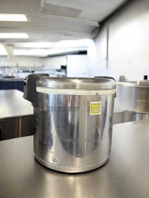Thunder Group SEJ-22000 Rice Warmer, 50 cup capacity, stainless steel, excellent condition, fully tested, 120V.
