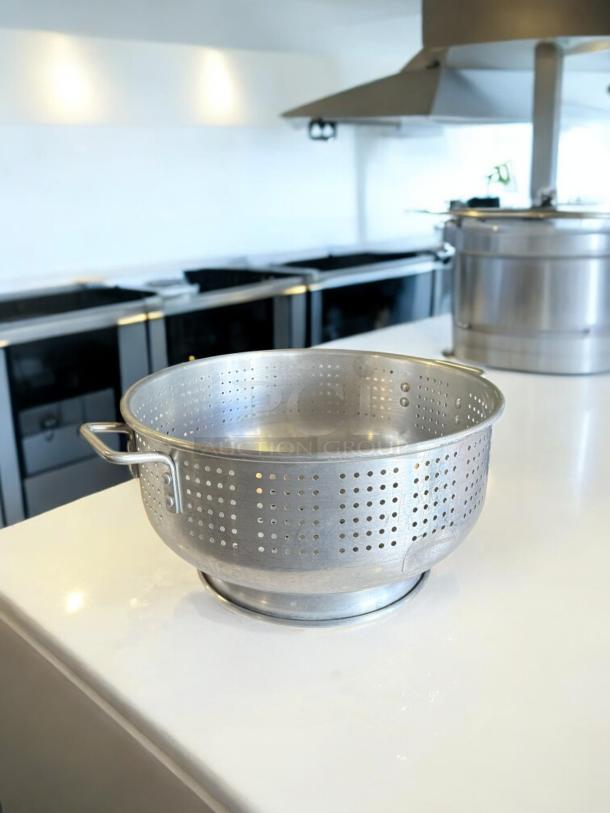 Heavy-duty aluminum colander in excellent condition, model "Commercial Aluminum Colander," fully tested and working.