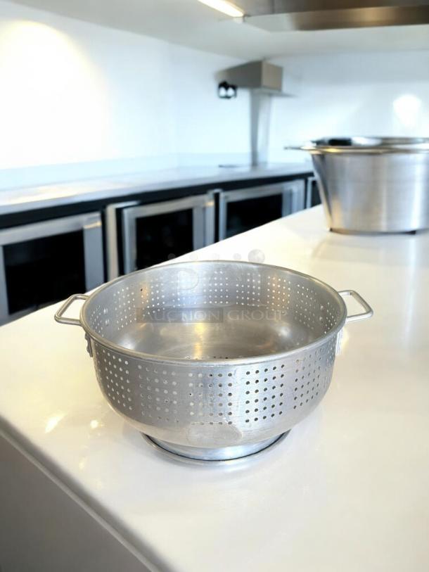 Heavy-duty aluminum colander with handles in excellent condition. Model: Commercial Aluminum Colander. Fully tested and working.