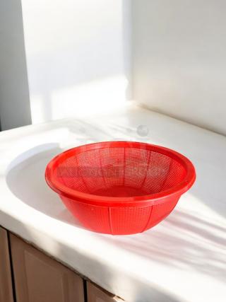 Set of 3 red plastic basket strainers in excellent condition, different sizes, ideal for kitchen use. Fully tested, working.