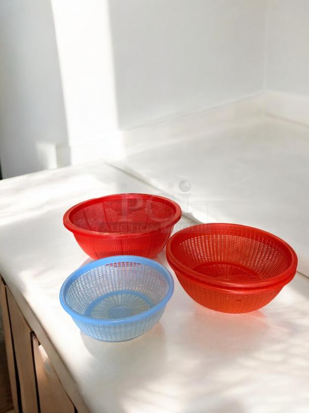 Set of 3 plastic kitchen strainers in excellent condition, featuring red and blue colors, fully tested and functional.