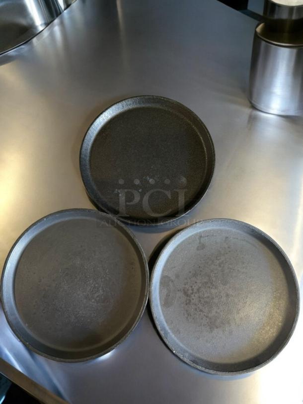 Set of 3 cast iron pizza pans in excellent condition, fully tested. Durable, high-quality, ready to use.