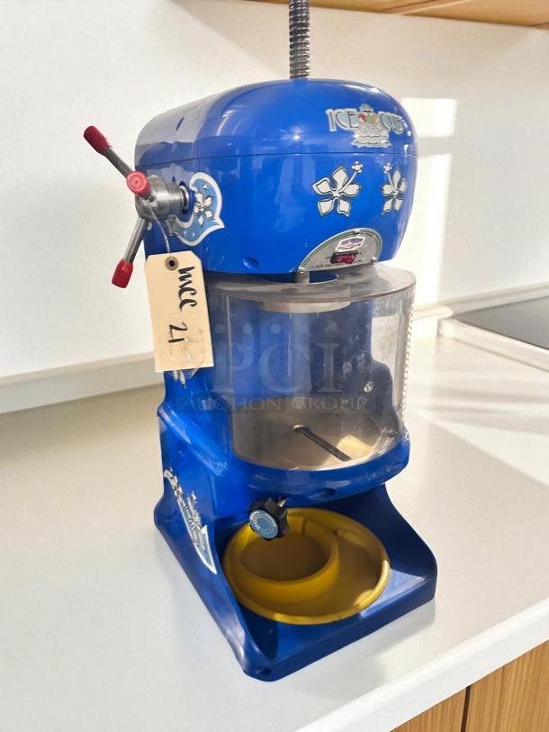 Great Northern Polar Pal Ice Shaving Machine in excellent condition, blue color, tested and working. Model by Great Northern Popcorn Company.
