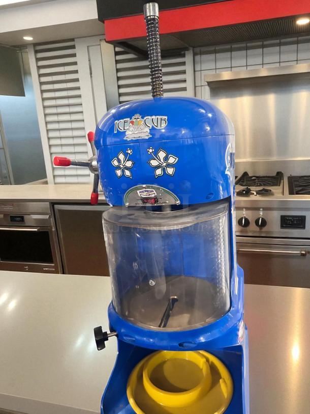 Great Northern Polar Pal ice shaving machine, excellent condition, fully tested. Blue body, clear ice chamber, red handle.