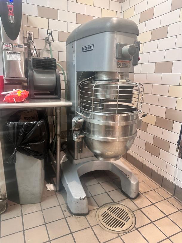 Hobart Legacy+ HL662-1STD planetary mixer, excellent condition, tested and working. Features stainless steel bowl and safety guard.