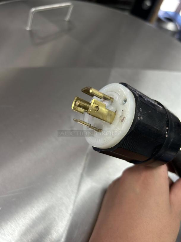 Savage Bros. Model #125 300 lb chocolate melter. Close-up of power plug showing excellent condition. Fully tested and working.