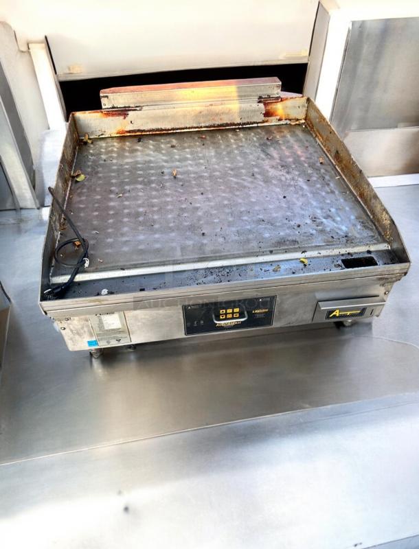 Wisco 560B countertop pizza/bakery oven by Wisco Industries. Excellent condition, fully tested, stainless steel finish.
