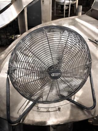 Commercial Electric SFC1-500B 20" floor fan in great condition. Features: high-velocity, 162W, 120V. Fully tested.