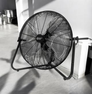 Commercial Electric 20" portable floor fan, model SFC1-500B, in excellent condition, 3-speed, fully tested and working.