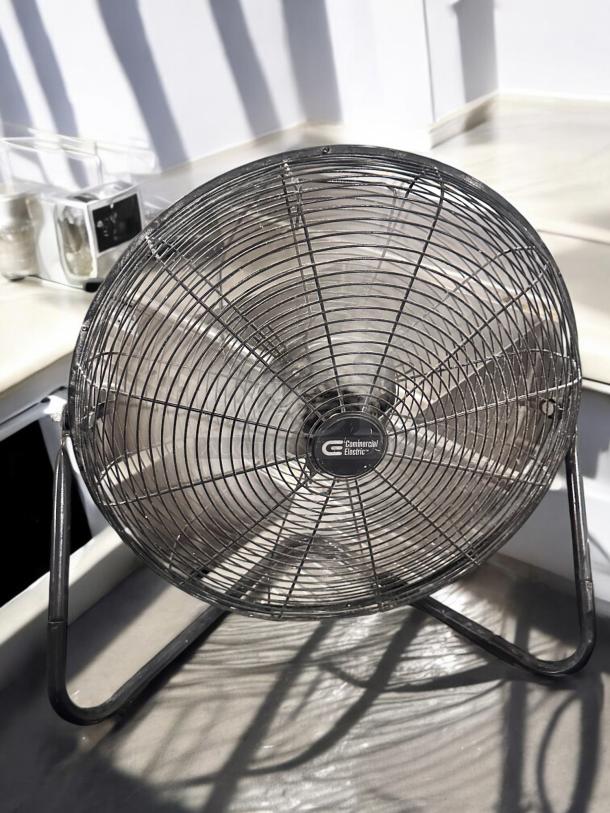 Commercial Electric SFC1-500B 20" floor fan in excellent condition, 3-speed, fully tested.