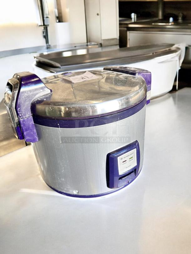 Thunder Group SEJ3201 electric rice cooker in excellent condition, 30-cup capacity, 120V, fully tested and working.