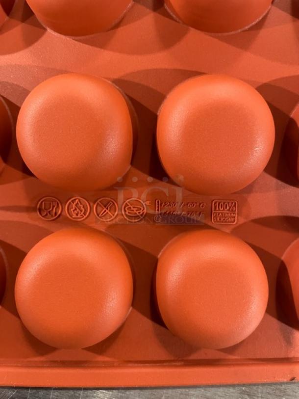NEW Silikomart 24-Cup Round Non-Stick Silicone Mould, 100% Platinum Silicone, heat-resistant to 230°C/450°F, pristine condition.