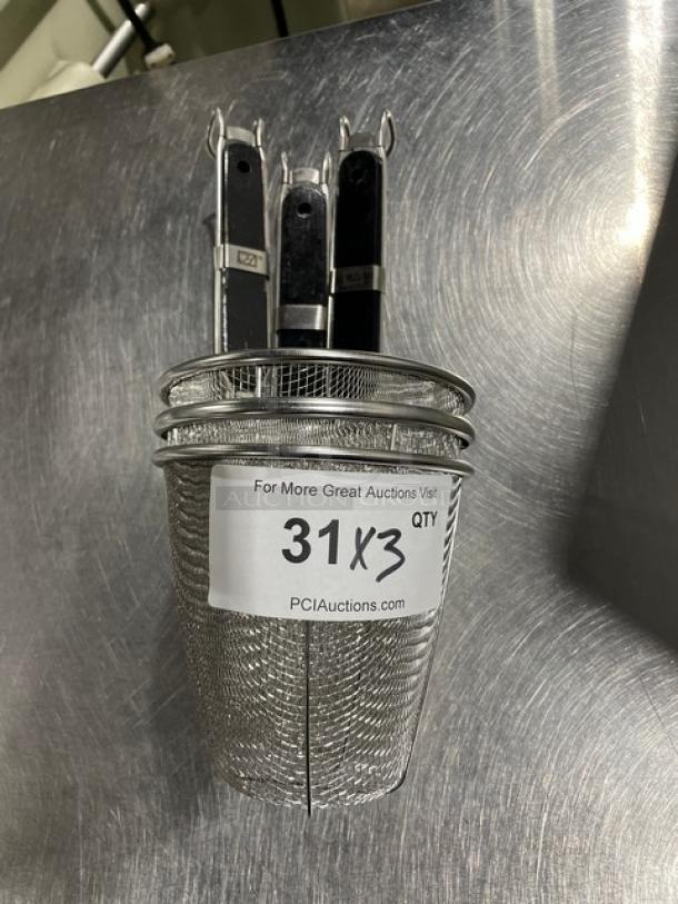 Thunder Group stainless steel 5.5" mesh noodle skimmer with black wooden handle, model SLNS001, new condition, labeled "31x3."