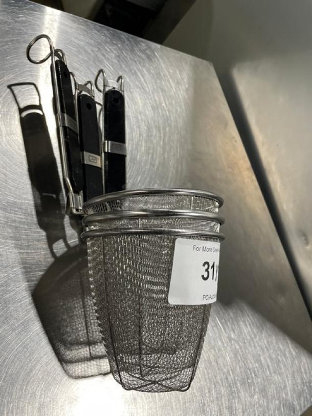 Thunder Group SLNS001 stainless steel noodle skimmer with black wooden handle. New condition. Round mesh design.