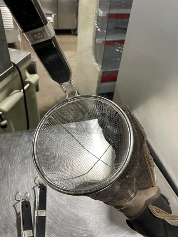 Thunder Group SLNS001 5.5" mesh noodle skimmer with black wooden grip. New condition, ideal for commercial use.