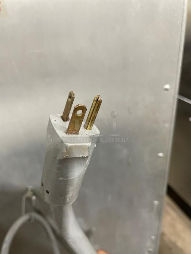 A close-up of a three-prong plug belonging to the Metro C175CM2000 heated holding/proofing cabinet.