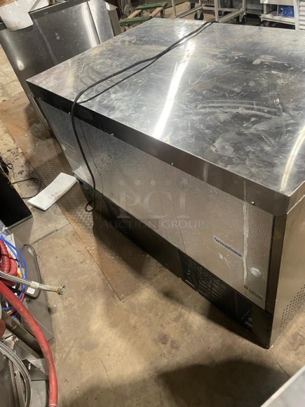 Universal Coolers SC48LBI stainless steel 2-door undercounter worktop refrigerator with poly coated racks, 115V.