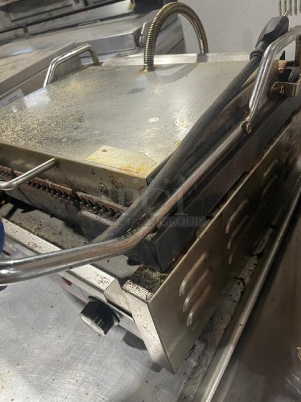 Winco EPG1C Panini Grill, grooved stainless steel, electric, countertop, used condition, 120V, SN: EPG1C010003124.