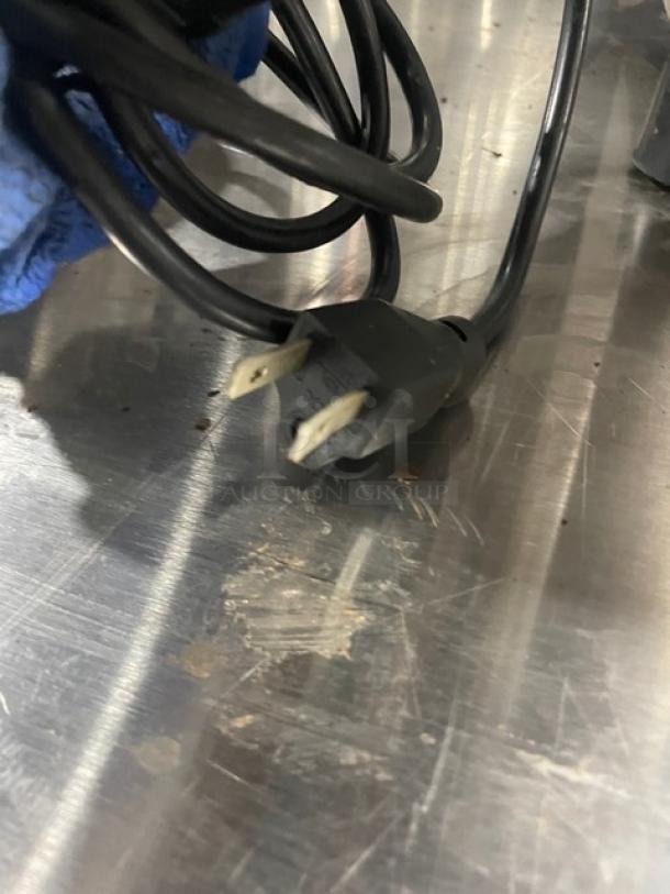 Power cord of Nantong Rong Commercial Stainless Steel Electric Juicer Model XC-2000E-3; 110V plug shown.