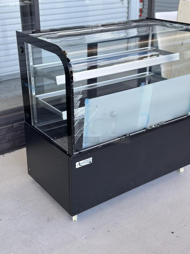 Avantco BCD-48 dry bakery display case, 48" curved glass, black, brand new with broken glass, 1 Phase, 115 Volts. Serial #1684904180038.