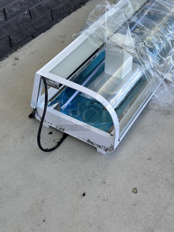 Brand new Avantco RSD-60-HC 60" sushi display case with broken glass. Model 360RSD60HC. Scratch and dent condition.