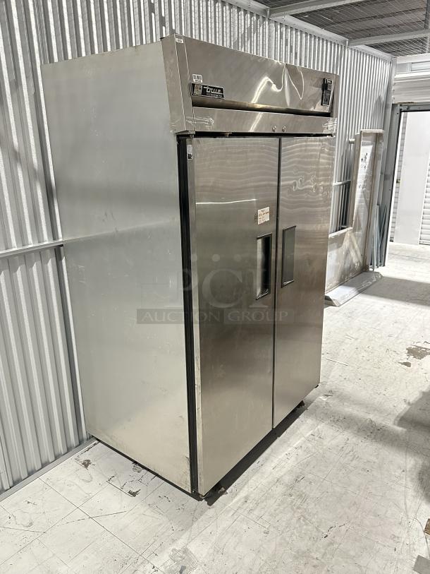 USED True Refrigerator, 2 sections, model 3025342. Stainless steel, industrial design, some wear, logo visible.