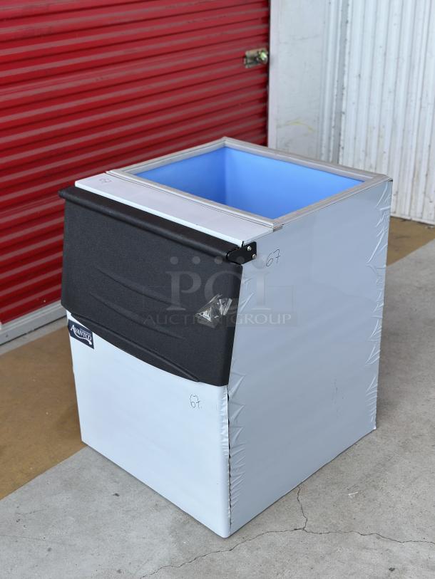 Avantco BIN27530 30" ice storage bin, 375 lb capacity, in new condition. Features black lid, blue interior, and front Avantco logo.