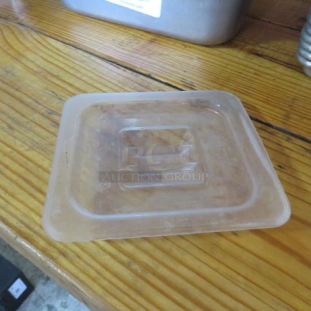Clear 1/6 size food storage lid, model 7XBID, gently used. Translucent plastic with reinforced center grip design.
