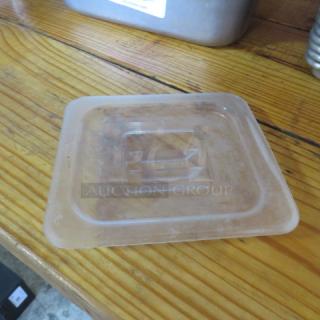 Clear 1/6 size food storage lid, model 7XBID, gently used. Translucent plastic with reinforced center grip design.