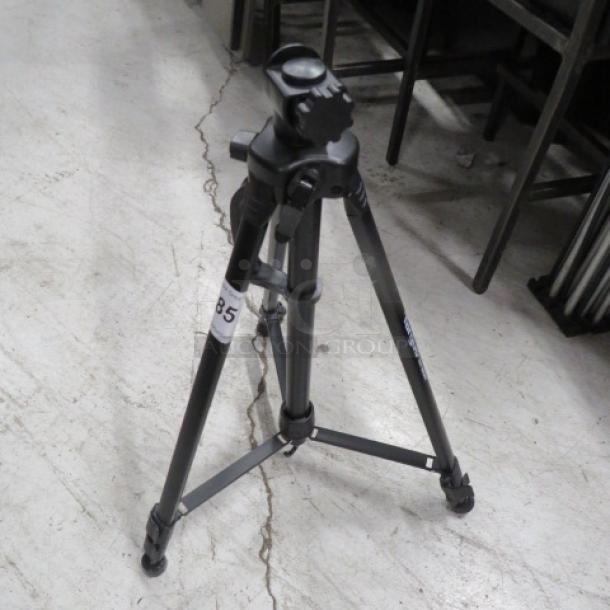 Targus TGT stand tripod in good condition, black, adjustable legs, visible model label, suitable for cameras or devices.