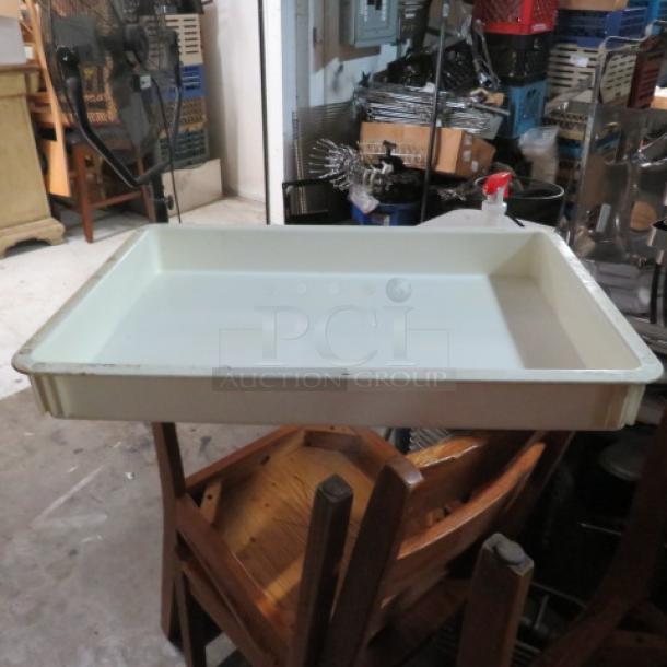 White pizza dough tray, model 5XBID, in used condition. Slight wear visible. Standard size, ideal for commercial kitchens.