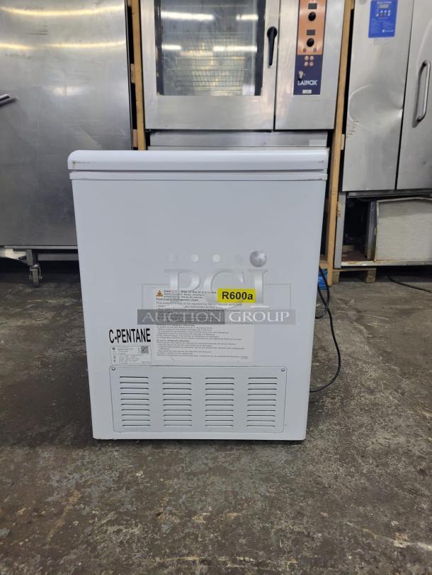 GE 65" 15.7 Cu. Ft. Energy Star Chest Freezer, Model FCM16SLB, tested and working, features R600a and C-Pentane labels.