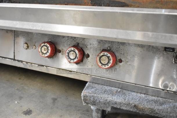Lang Star 172T stainless steel griddle with red temperature knobs. 208-240V, 1/3 phase. Used condition.