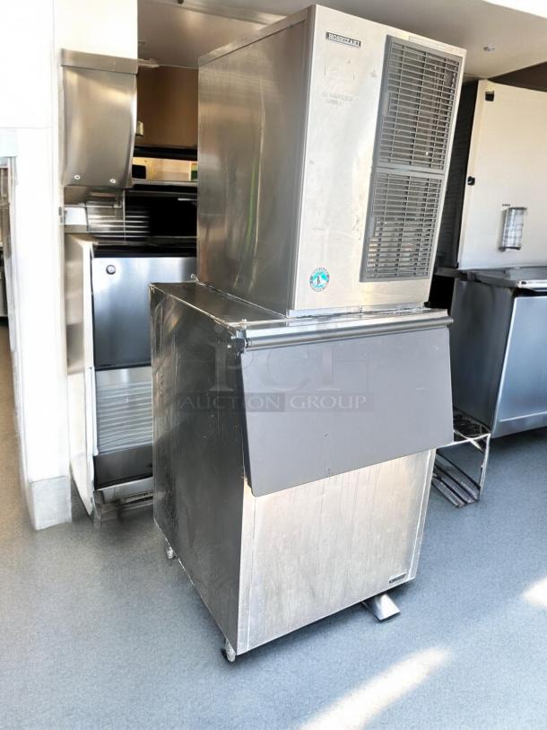 Hoshizaki KM-515MAH Ice Maker with B-500SD Storage Bin, excellent condition, 517 lb/day capacity, fully tested and working.