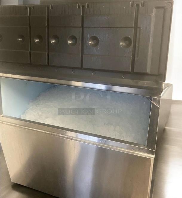 Hoshizaki KM-901MAH ice maker with bin in excellent condition; produces 950 lbs/day; fully tested and working.