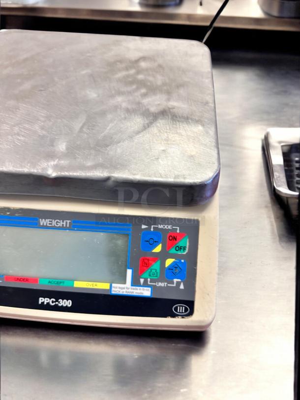 Excellent condition Yamato PPC-300 digital scale with clear buttons and markings, fully tested and working.