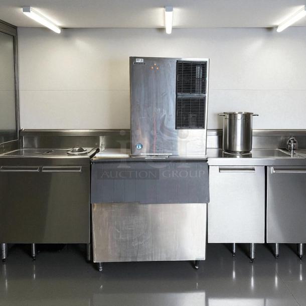 Hoshizaki KM-901MAH 30" air-cooled ice machine; crescent cube, 950 lb. capacity, 208v, tested & working, great condition.