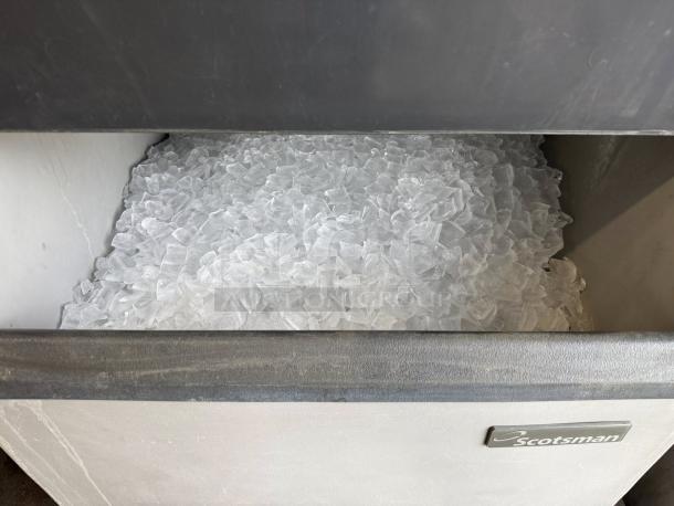 Blue Air Model BLMI-850A ice machine in excellent condition, filled bin, capacity 850lbs, fully tested and working.