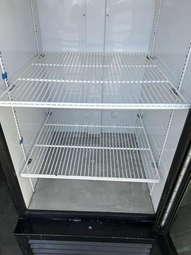 True GDM-23-HC~TSL01 Glass Door Merchandiser, black, 27", right hinge, shelves, tested, working condition.