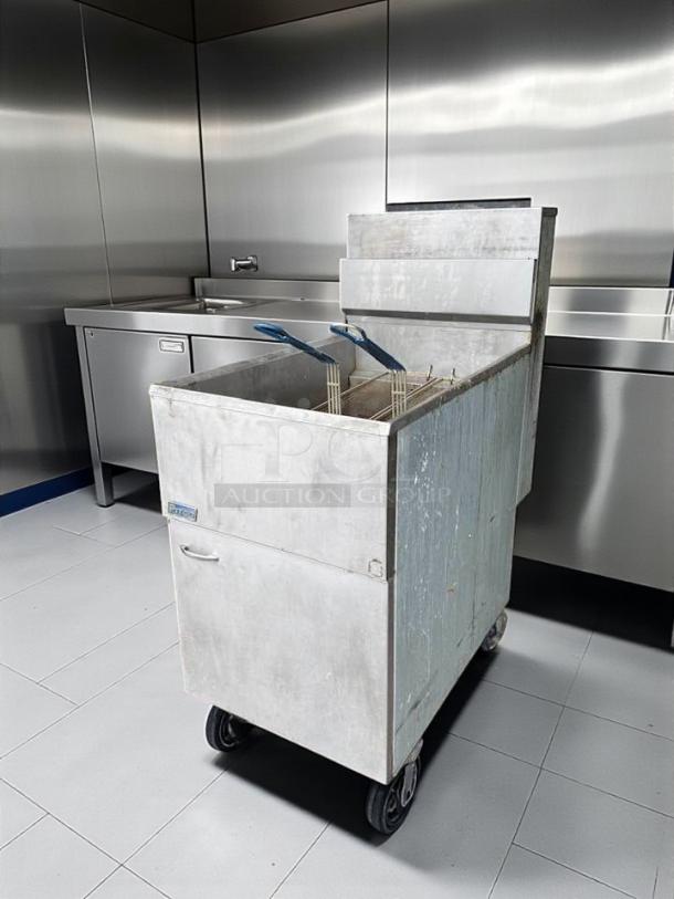 Pitco 65C+S 65 lb natural gas fryer, floor model, excellent condition, fully tested, with two wire baskets and front handle.