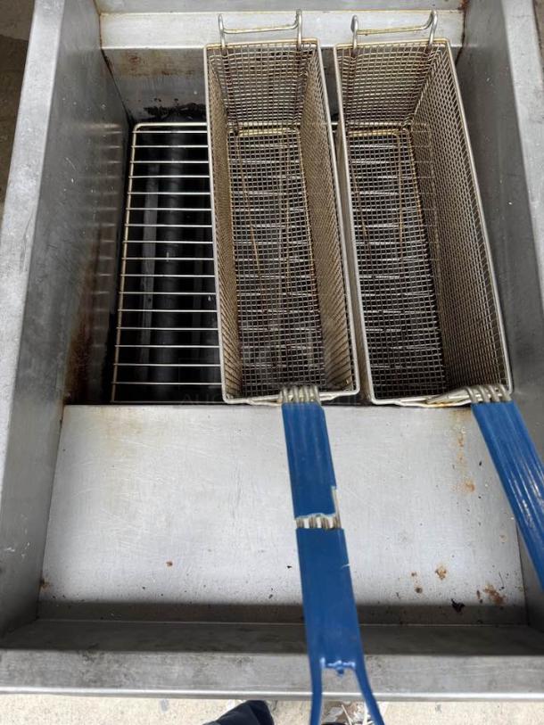 Pitco 65C+S 65 lb natural gas fryer, excellent condition, with dual baskets and blue handles, fully tested and working.