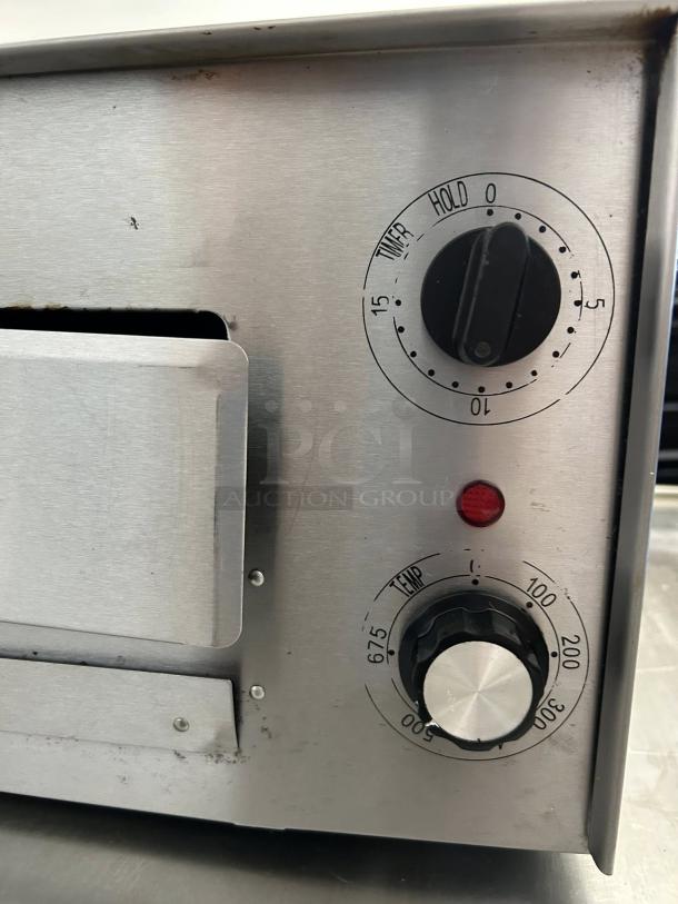 Wisco 560B Deluxe Pizza Oven, 120v, 1700 watts; timer and temperature controls shown. Tested, working condition.