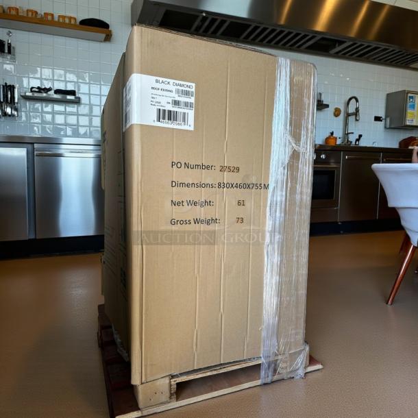 New Black Diamond BDGF-ES35/NG 35 lb Energy Star gas fryer in original packaging. Dimensions: 830x460x755mm.