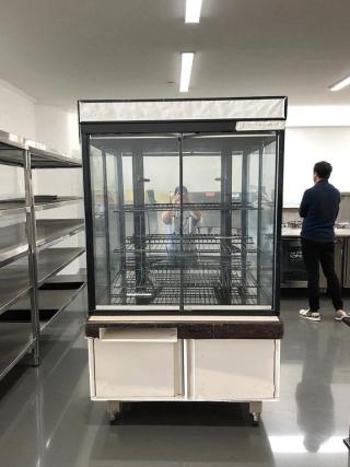 Hussmann dry bakery display case, excellent condition, glass-fronted, tested and working, with shelving, ideal for bakery use.