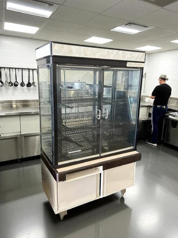 Hussmann dry bakery display case, amazing condition, fully tested and working, with sliding glass doors and shelving.
