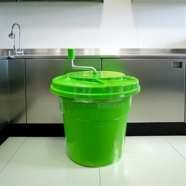 Choice 2.5-gallon salad spinner, bright green, hand crank, great condition, ideal for food prep, tested and working.