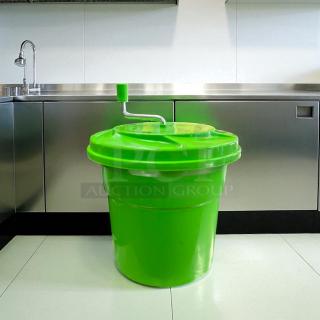 Choice 2.5-gallon salad spinner, bright green, hand crank, great condition, ideal for food prep, tested and working.